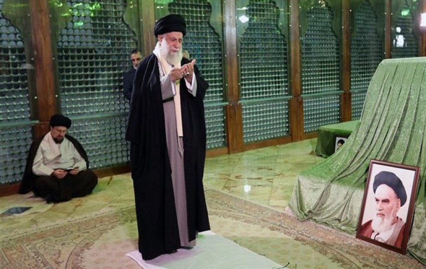 رهبر انقلاب اسلامی در مرقد امام خمینی(ره) وگلزار شهدا حضور یافتند