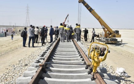 عملیات ریل گذاری راه آهن چابهار-زاهدان آغاز شد
