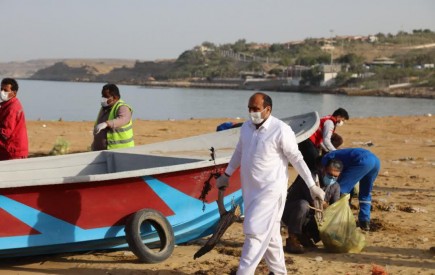 اقدام زیست محیطی بندر چابهار در پاکسازی ساحل بندر شهید کلانتری چابهار+ تصاویر
