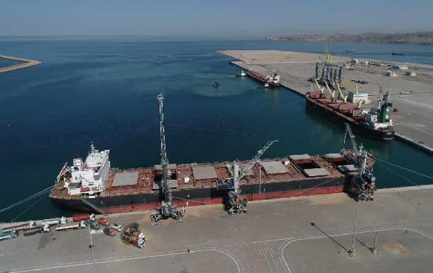 گزارش تصویری/ پهلودهی کشتی حامل ۶۹۸۵۰ تن کالای اساسی گندم در بندر شهید بهشتی چابهار