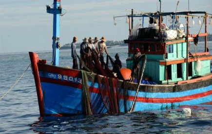 لنج‌های سنتی توسط کشتی‌های نظامی اسکورت نمی‌شوند/ارتباط با صیادان ربوده شده از طریق واتس‌اپ