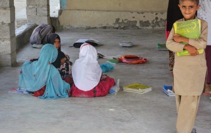 مدرسه روستای آبگاه نیکشهر با حداقل امکانات آموزشی/ دود کمبود فضای آموزشی به چشم دانش‌آموزان می‌رود