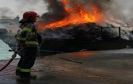 یک تبعه خارجی در حادثه آتش‌سوزی لنج در پسابندر جان خود را از دست داد